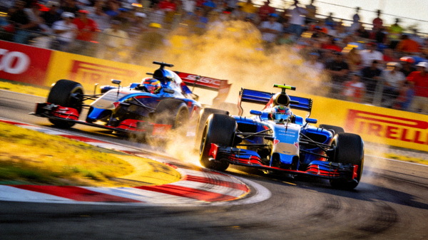 F1赛车比赛超车集锦，弯道激烈争夺